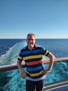 Stefan Mehlgarten Reisebüroinhaber steht an der Reeling von Costa Diadema