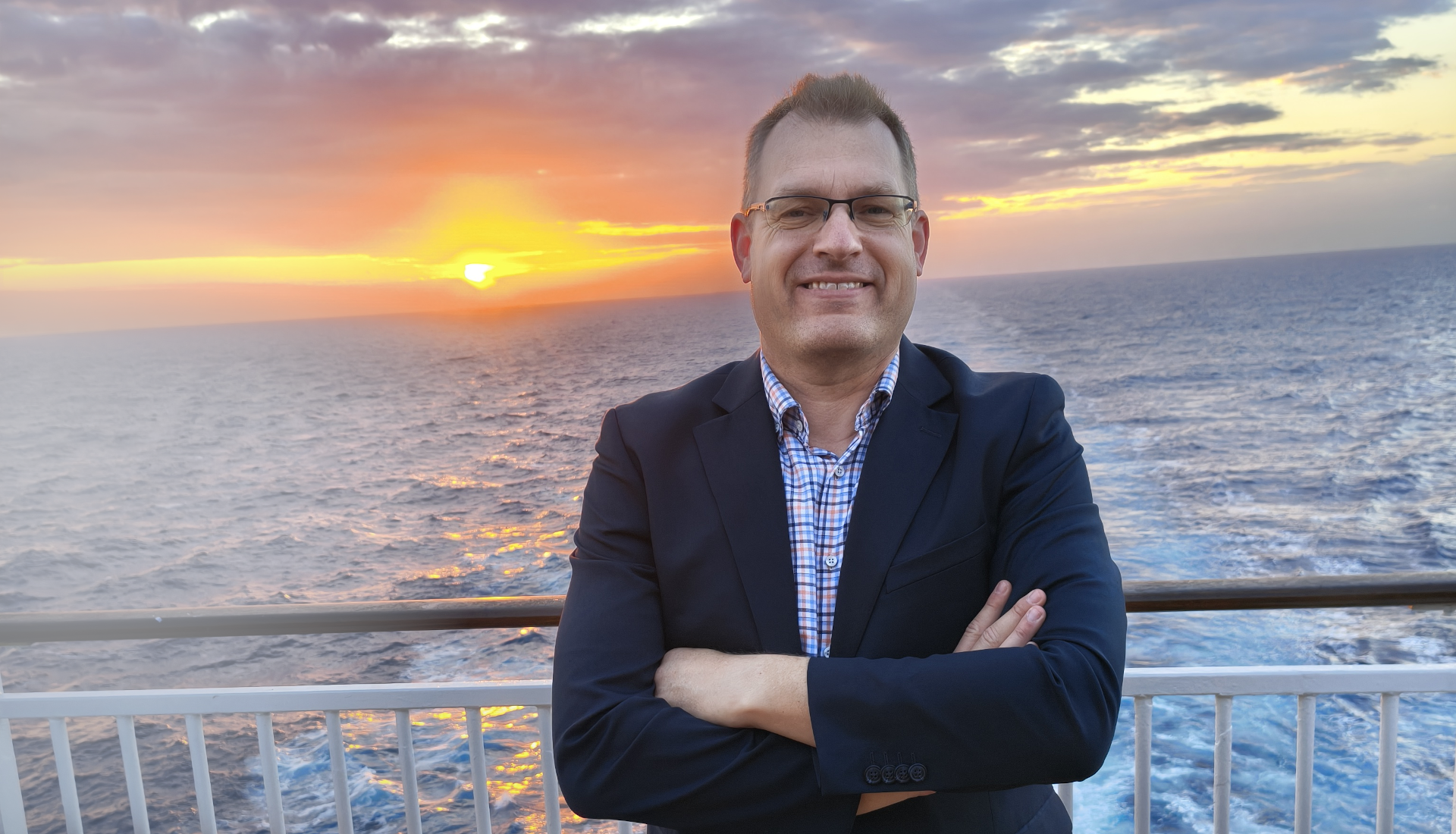Stefan Mehlgarten von Mehlbird Reiseberatung auf einem Kreuzfahrtschiff bei Sonnenuntergang – persönlicher Reiseberater für Kreuzfahrten und individuelle Reisen.