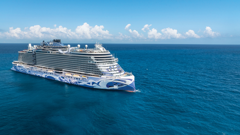Norwegian Viva fährt über das Meer