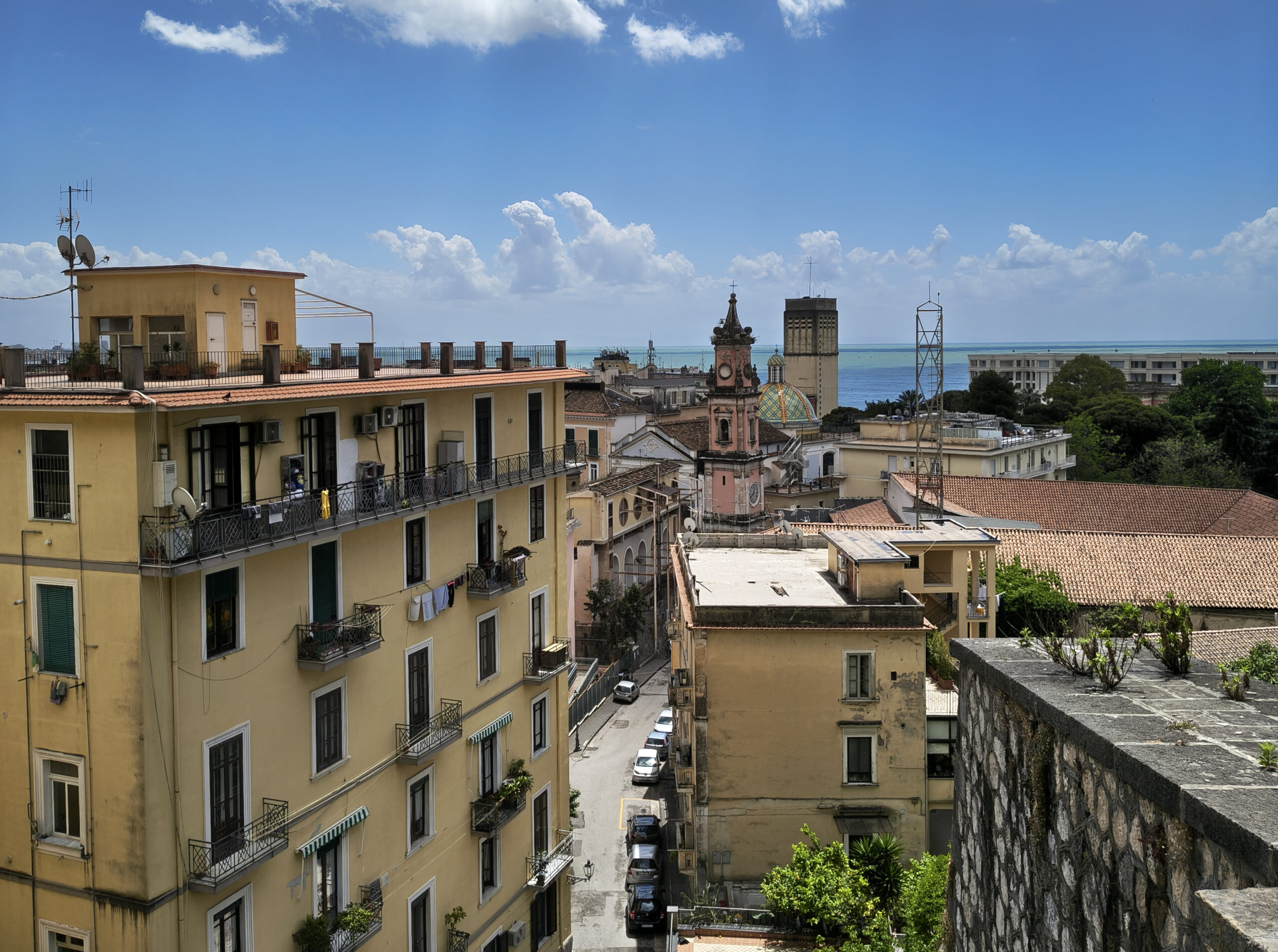 Blick über die Altstadt von Sorrent mit historischen Gebäuden und dem Mittelmeer im Hintergrund.